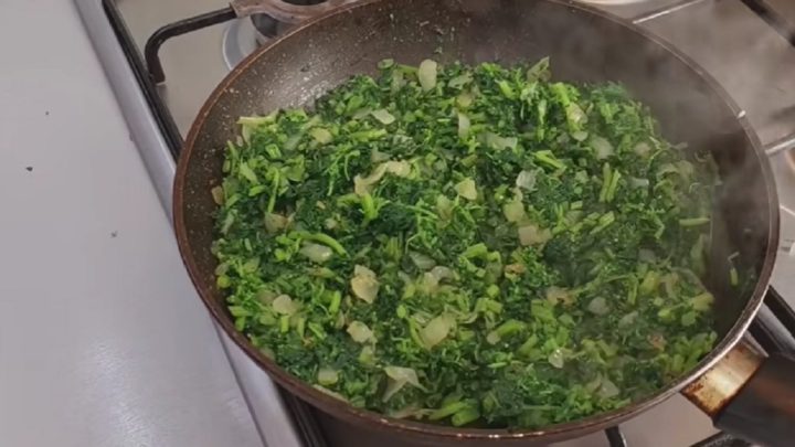 Kopřivová omeleta se smaženou cibulkou