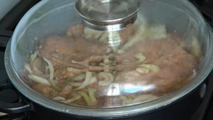 Krkovice s cibulovou omáčkou a česnekem