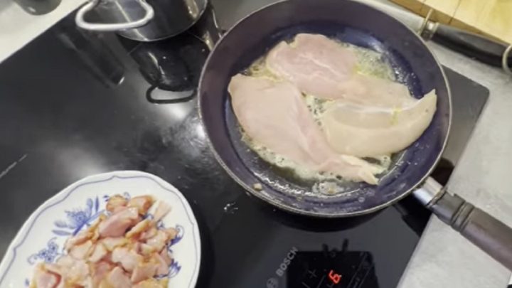 Kuřecí prsa na pivu se sýrem a slaninou