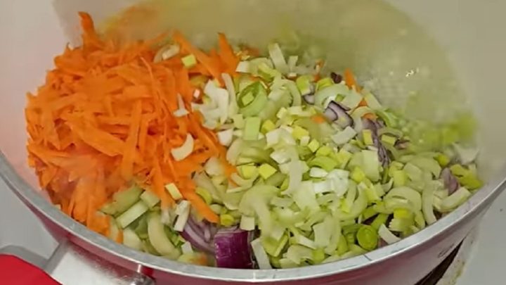 Žampionový guláš s rajčaty a paprikou