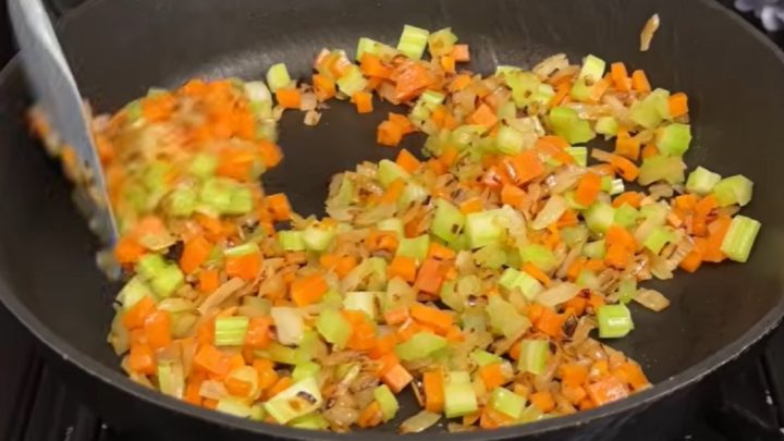 Zapečené mleté maso se sýrem a těstovinami