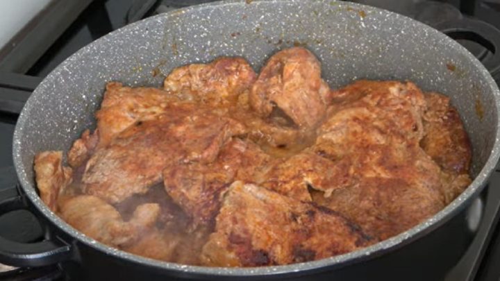 Krkovice s cibulovou omáčkou a česnekem