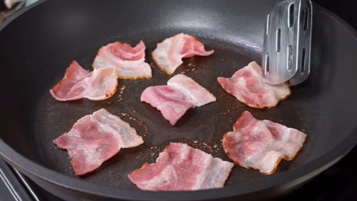 Fazolová pizza se slaninou a rajčaty