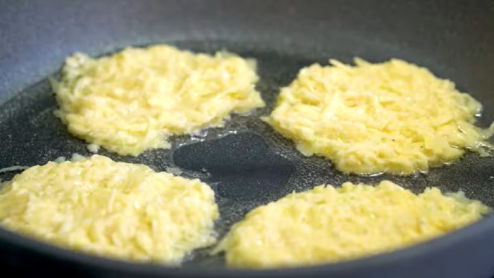 Rychlé bramboráčky s cibulí a jogurtem