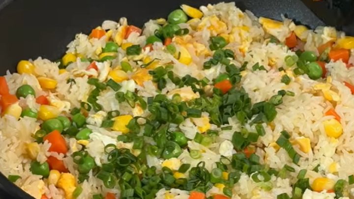 Smažená rýže se zeleninou a vejci