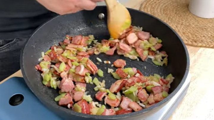 Rychlé těstoviny se slaninou a rajčaty