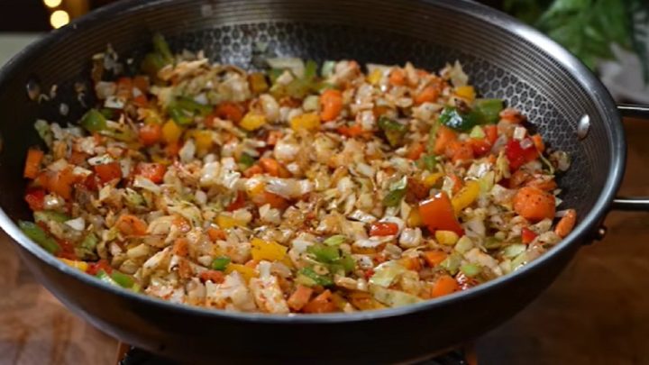 Rýže s restovanou zeleninou a chilli omáčkou