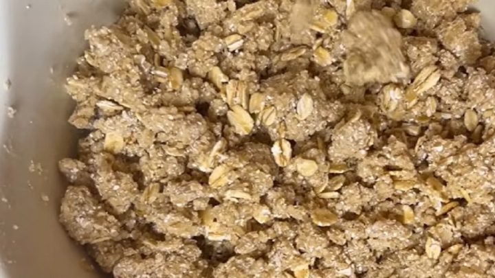 Bezlepkový jablečný crumble se skořicí