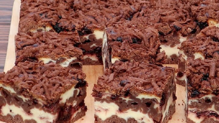 Strouhaný koláč s tvarohovou náplní a marmeládou