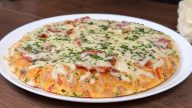 Fazolová pizza se slaninou a rajčaty
