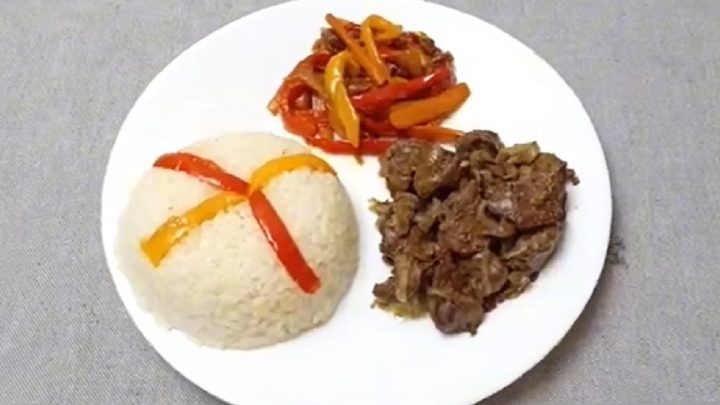 Smažená kuřecí játra na cibulce