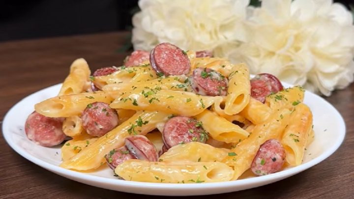 Těstoviny se sýrovou omáčkou a klobáskou
