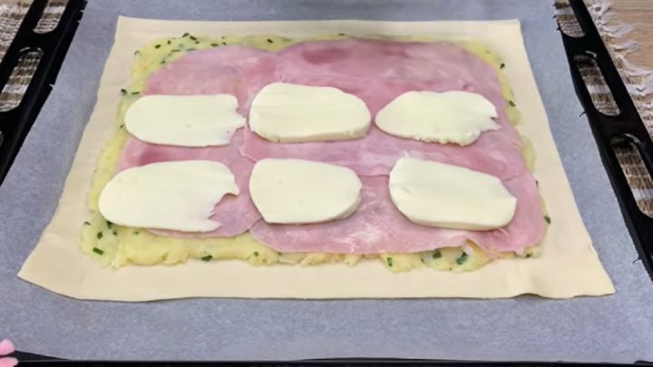 Koláč z listového těsta plněný bramborami