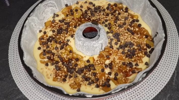 Vláčná bábovka s jablečnou náplní a ořechy