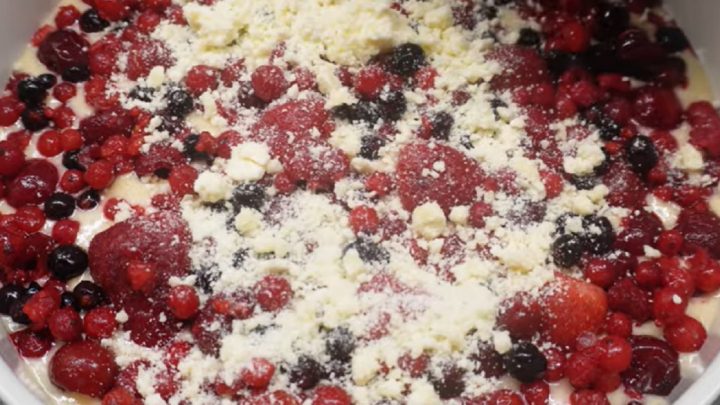 Drobenkový koláč s mraženým ovocem