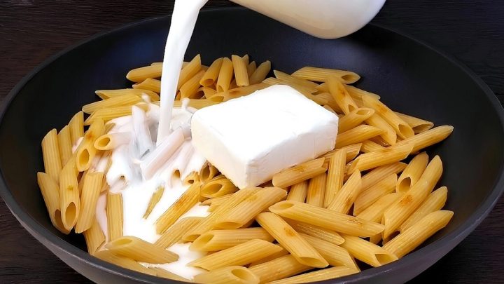 Těstoviny se sýrovou omáčkou a klobáskou