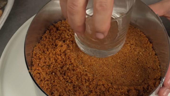 Nepečený dort s broskvemi a krémem