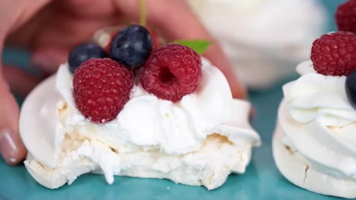 Mini Pavlova se šlehačkou a ovocem