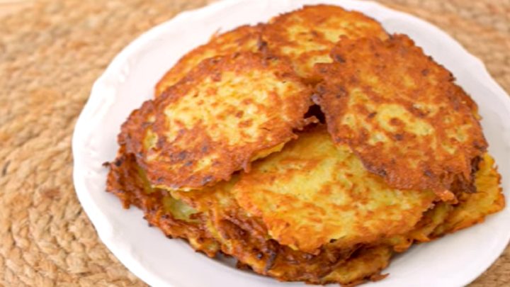 Rychlé bramboráčky s cibulí a jogurtem