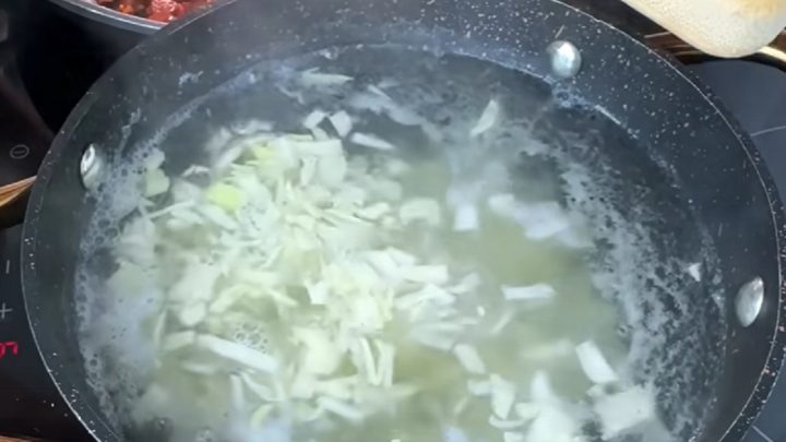 Polévka s kysaným zelím a slaninou