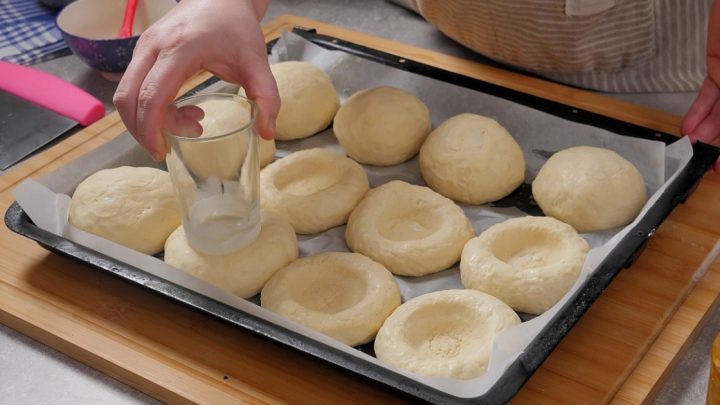 Velikonoční dvojctihodné koláčky s drobenkou Velikonoční dvojctihodné koláčky s drobenkou