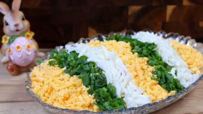 Velikonoční skládaný salát s vejci a šunkou