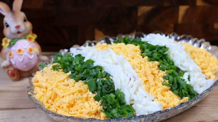 Velikonoční skládaný salát s vejci a šunkou