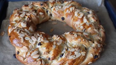 Velikonoční věnec z kynutého těsta