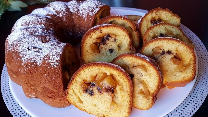 Vláčná bábovka s jablečnou náplní a ořechy