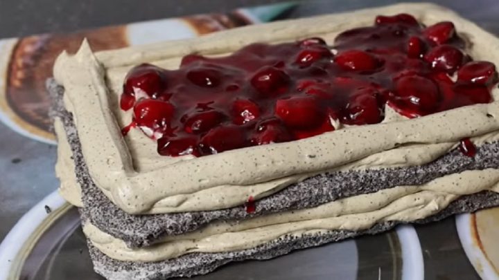 Makové řezy s kávovým krémem a třešněmi