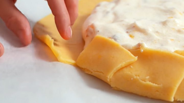 Jednoduchý koláč s bílkovou náplní