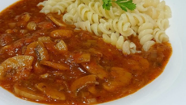 Žampionový guláš s rajčaty a paprikou