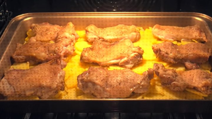 Kuřecí s bramborem a cibulí z 1 pekáče