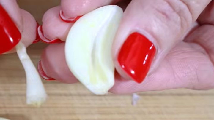 Rychlé česnekové máslo s rozmarýnem