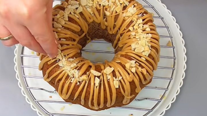 Ořechová bábovka s jablky a skořicí