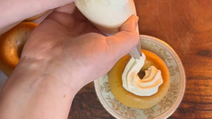 Rumová baba se šlehačkou a vanilkou