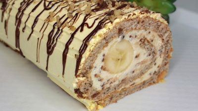 Banana split roláda s ořechovou náplní
