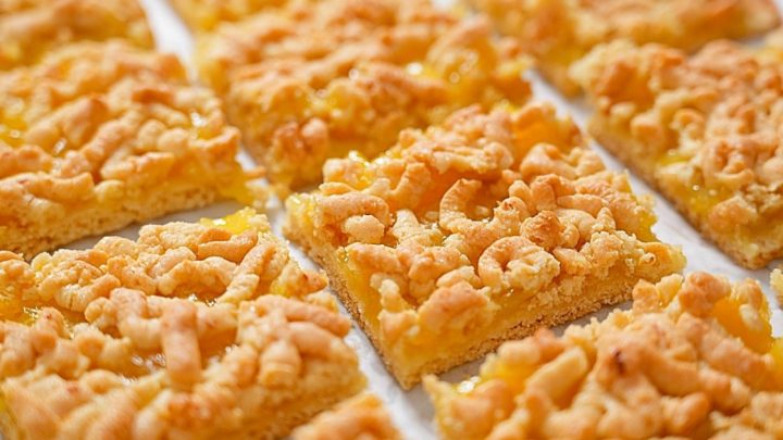 Citrónový koláč se strouhanou drobenkou