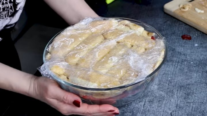 Obrácený nepečený dort s ovocem a piškoty