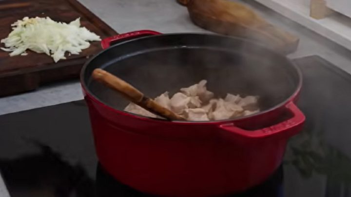 Vepřové kostky s kysaným zelím z 1 hrnce