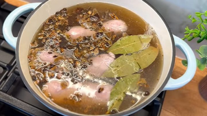 Staropolský žurek s uzenou kostí a klobásou