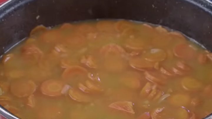 Kuřecí na mrkvi a smetaně s petrželkou