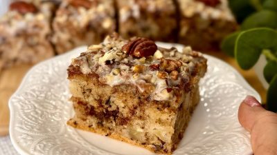 Jablečná buchta se skořicí a ořechy