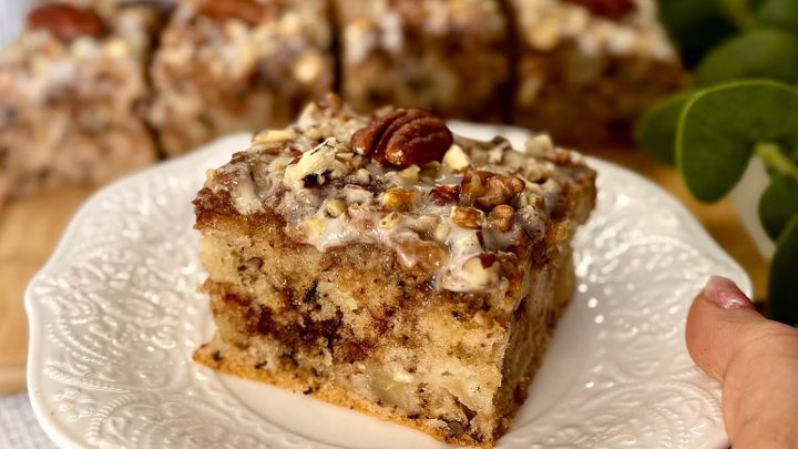 Jablečná buchta se skořicí a ořechy