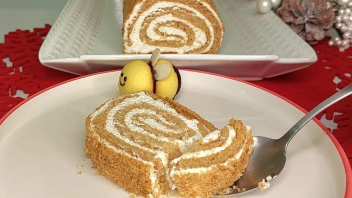 Jednoduchá medovníková roláda se smetanou Jednoduchá medovníková roláda se smetanou