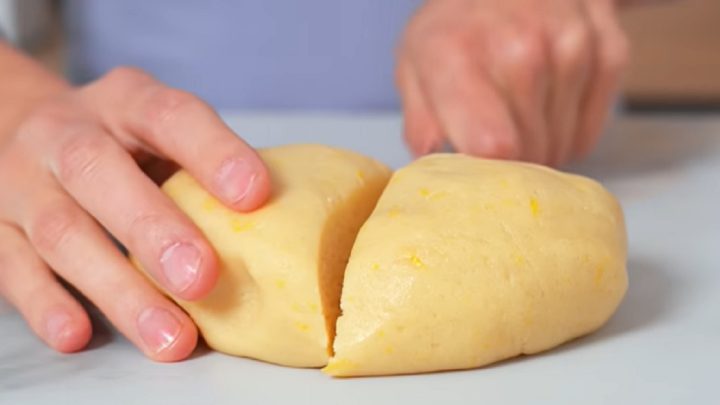 Citrónový koláč se strouhanou drobenkou