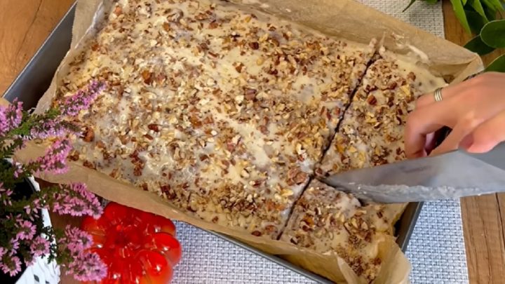 Jablečná buchta se skořicí a ořechy