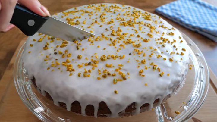 Vláčný mrkvový koláč s citrónovou polevou