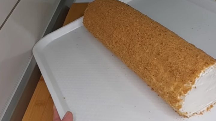 Jednoduchá medovníková roláda se smetanou