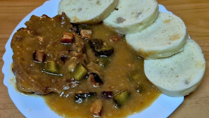 Krkovice po znojemsku na cibuli a slanině